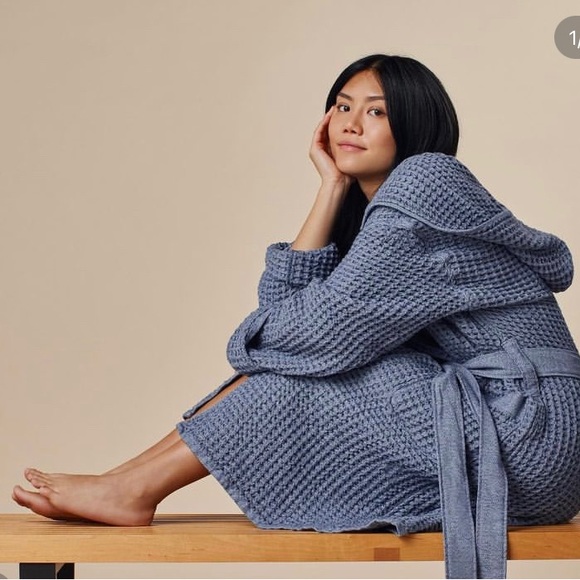 Onsen’s crazy absorbent, extra soft waffle weave in a robe made for lounging. - Picture 2 of 7